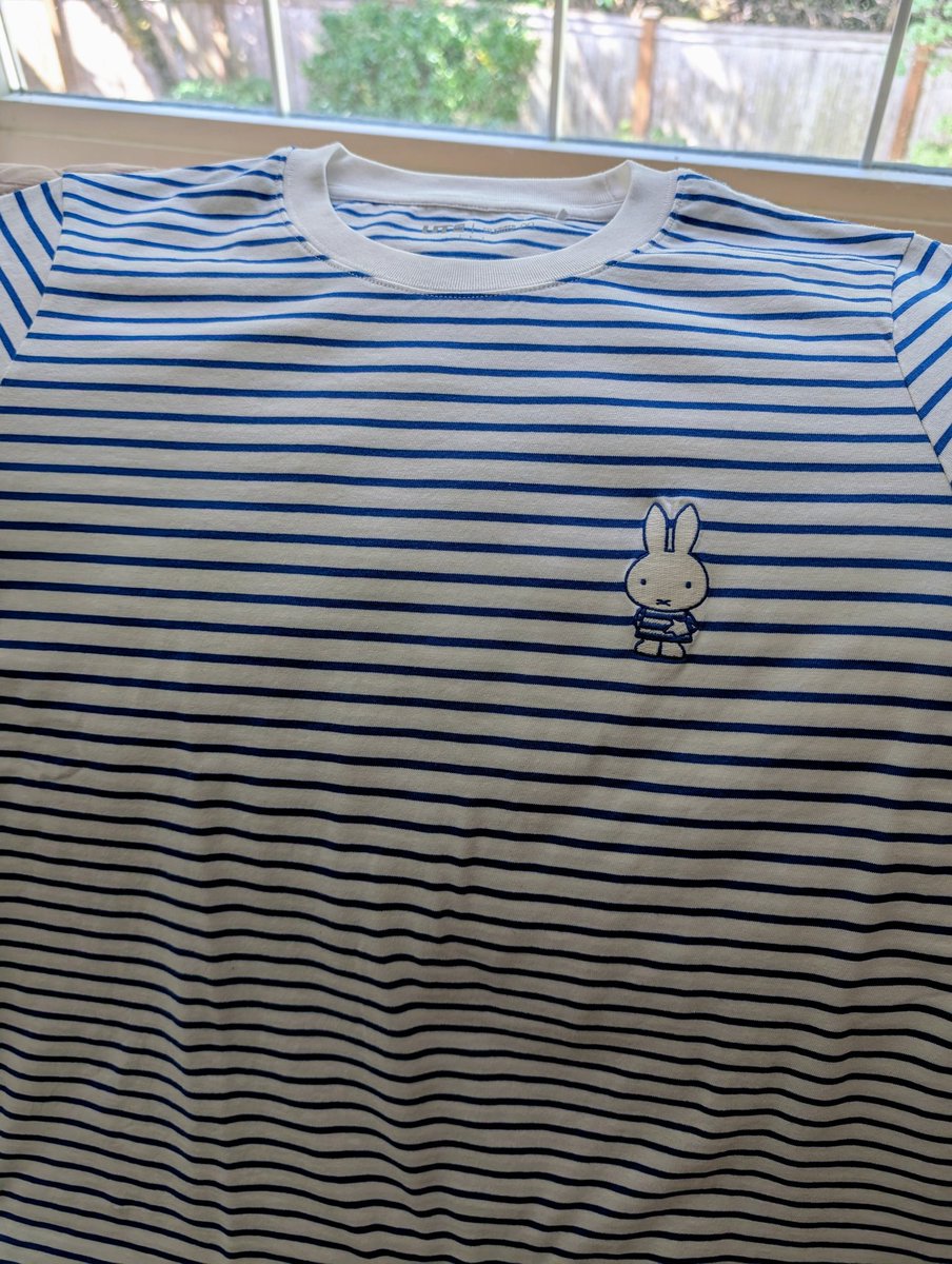 sleepyfrog2's tweet image. 昨日ユニクロで一目惚れして買ったTシャツ、今よく見たらミッフィーちゃんの手が👈になってる。ミッフィーちゃんの指を初めて見たかも😄
