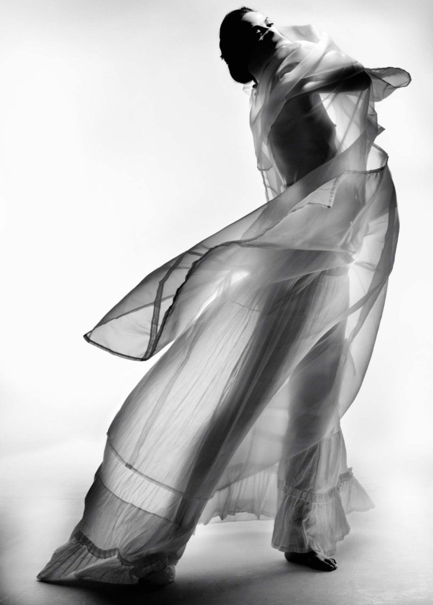 g8dgtlart's tweet image. Good evening friends 🖤 🌙

📷 Nick Knight (2009)