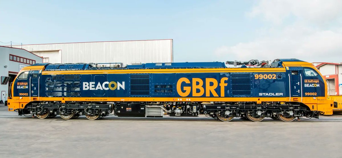 Grande-Bretagne : les Class 99 bimode de Stadler Espagne ont commencé leur campagne d'essais. Des machines en leasing auprès de Beacon Rail et destinées à GBRf, un opérateur de fret. 30 machines ont été commandées pour booster le fret britannique
👉 mediarail.wordpress.com/2025/01/06/rai… #rail