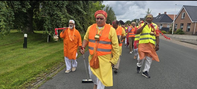 कांवड़ यात्रा, जो भारत में एक प्रमुख वार्षिक तीर्थ यात्रा है, को पहली बार नीदरलैंड के कॉर्नहॉर्न में श्रद्धा और भक्ति के साथ सम्पन्न किया गया। इस आयोजन का श्रेय हिंदू मंदिर श्री केतुमालेश्वर धाम को जाता है। आशा है कि यह दिव्य परंपरा इस क्षेत्र में प्रतिवर्ष आयोजित होती रहेगी।