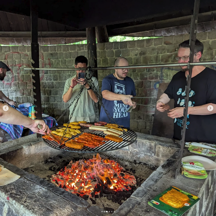 RBTV_Koeln's tweet photo. Wandern, Grillen, Wikingerschach &amp; Werwölfe – unser Communitytag im Königsforst hatte alles! 🥾🔥 Ein perfekter Mix aus Natur, Spaß &amp; Bohnenliebe. Danke an alle, die dabei waren – beim nächsten Mal vielleicht mit dir? ❤️ #rbtv #bohnenliebe #cgnbeans #MonteTroodelöh https://t.co/RDARnONUa3