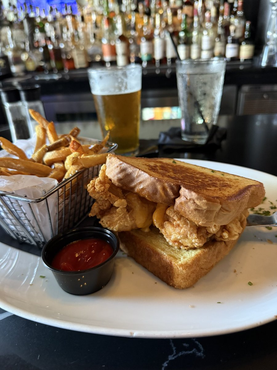 MrBagsAlgo's tweet image. Don’t just screenshot profits, enjoy them. I made $86 buying $ALGO in 2021 was able to savor 2 IPA’s and a Nashville hot sammy today