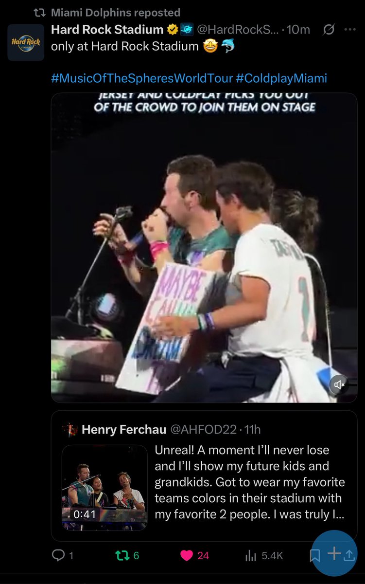 AHFOD22's tweet image. It鈥檚 not everyday your favorite band brings you on stage and then your favorite football team tweets about it 馃惉 @MiamiDolphins @coldplay
#finsup #finmyplace #ColdplayMiami