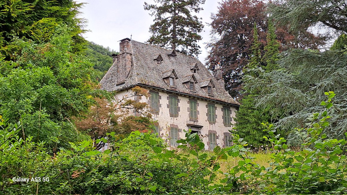 JJacquesMARCHI's tweet image. Une jolie maison auvergnate du XVIIIème siècle apparaît au détour d'un chemin, comme endormie au milieu de son écrin de verdure.