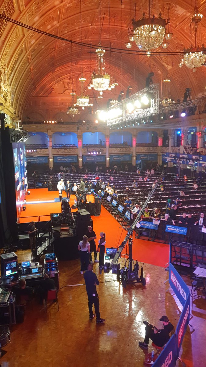 UnicornDarts's tweet image. The lights go down,
The stage is set...
Admin LOVES The Moody Blues (super bonus point if you know the song) - But not as much as he loves James Wade.
The Winter Gardens is sparkling with the excitement that only comes ahead of a major final.
Counting down the minutes ⏰️
