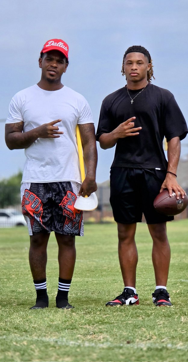 Elijah__Rose's tweet image. Quick Trip to Texas to put some work in with my dawg @3hunnidGuru We&apos;ve been 🔐 in since my 8th grade year🤞🏿 
#E4🌪 #RB1 #BACKYARD 
@coachDavidWhite @_CoachRamsey @CoachCamDurant @3hunnidGuru @ParkerThune @6starfootballOK @Rivals @On3sports @2LiveCraig @PrepRedzoneOK…