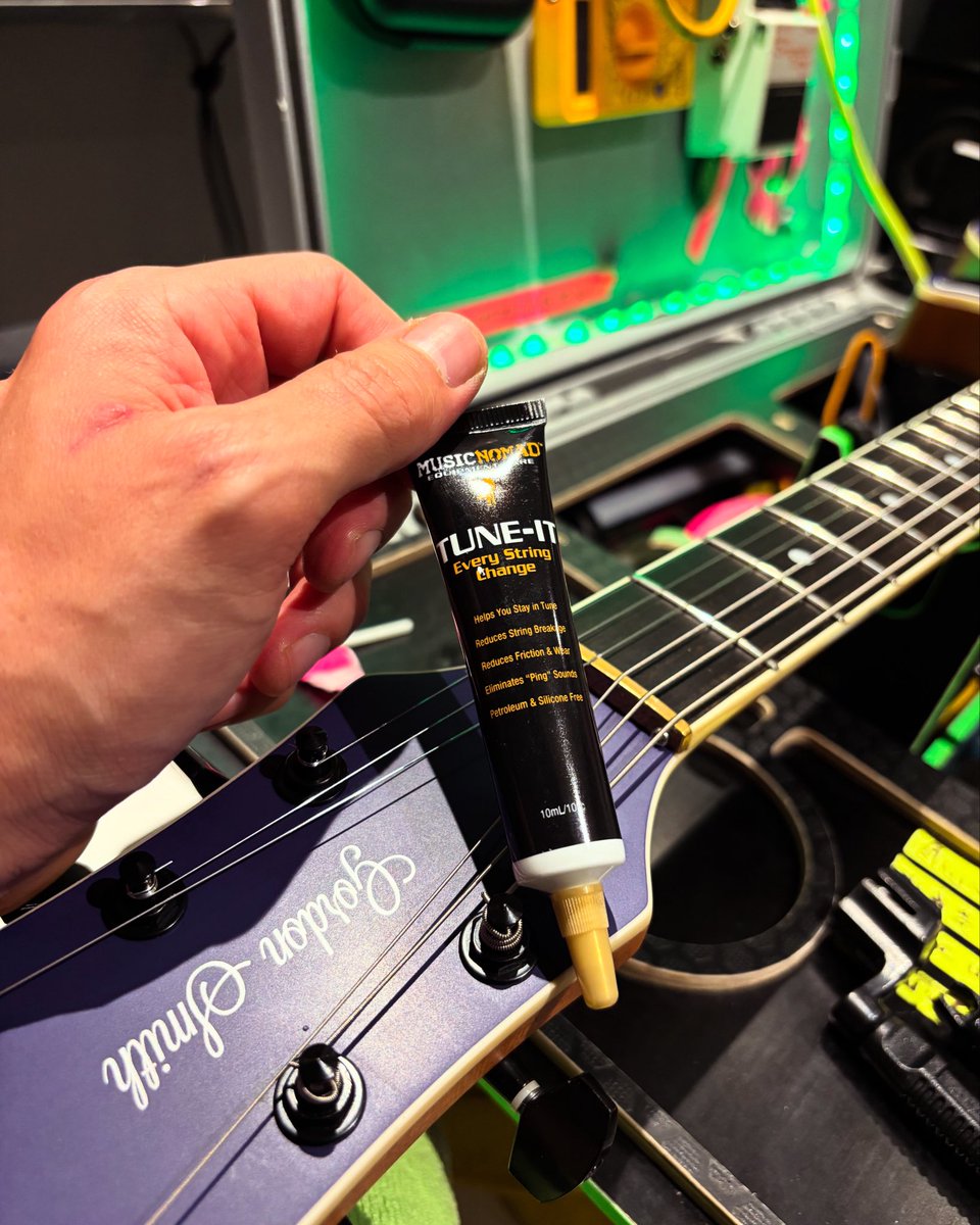 jamespendle's tweet image. If you are in the brass nut club like me, or you have a traditional whammy like the prs or fender system, then this stuff by @musicnomadcare is the absolute biz 🤘🤘

#musicnomadcare #guitartech #basstech