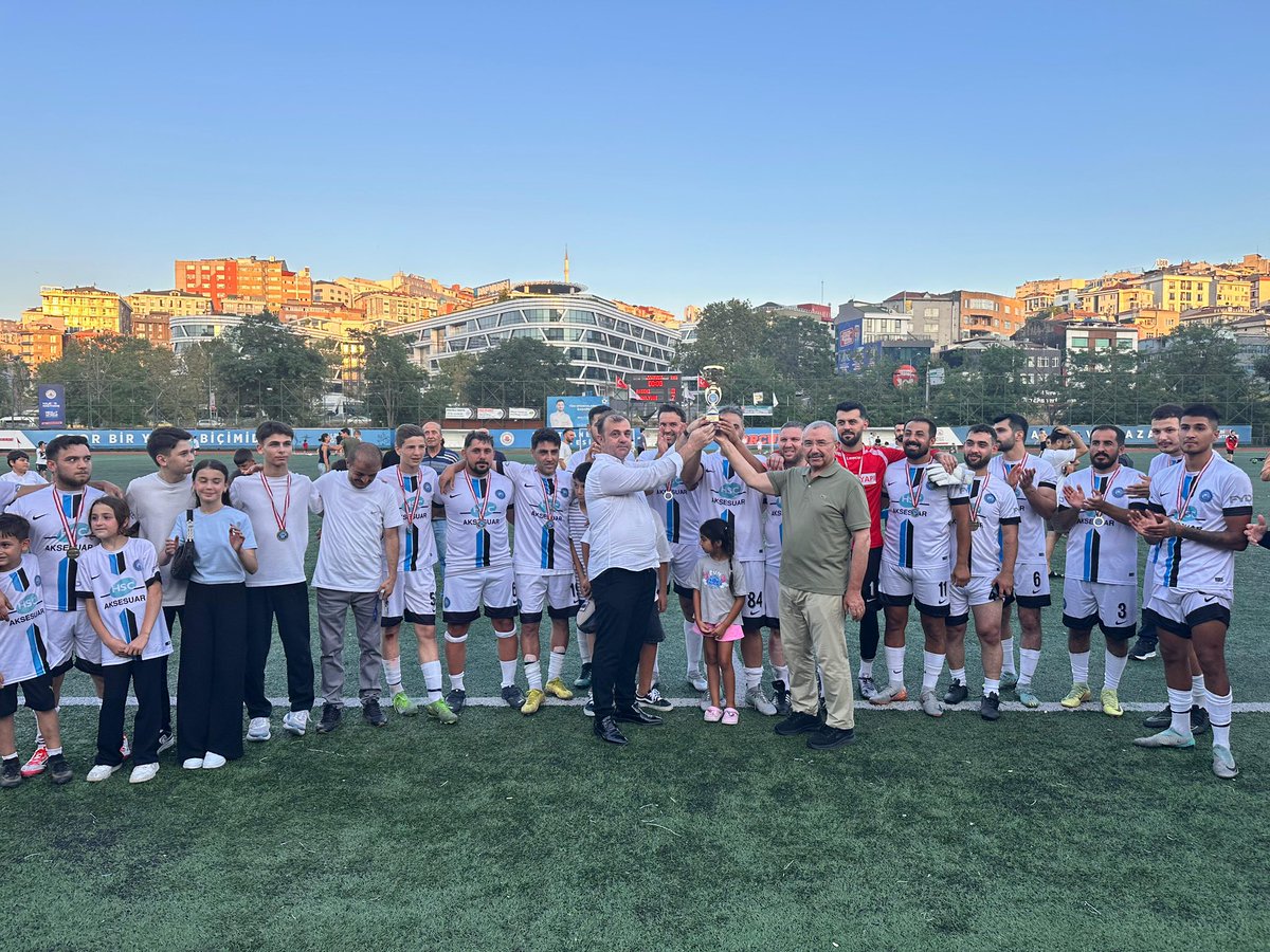 bbismailerdem's tweet photo. Sivas - Koyulhisar Dernekler Federasyonunun (KODEF) tertip ettiği köyler arası Futbul turnuvasının Final maçını izledim, Şampiyon takım Güzelyurt Köyünün kupasını takdim ettim. Şampiyon takım Güzelyurt’u, Final oynayan Akseki’yi, turnuvaya katılan tüm takımları tebrik ediyorum.

Sporun evrensel değeri vardır. KODEF yönetimleri yıllardır bu güzel organizasyonu yapıyorlar ve köyler arası dostlukların pekişmesine gençlerin tanış olmasına vesile oluyorlar, tertip komitesini emeği geçen herkesi tebrik ediyorum.@CuneytKeltek @SebahattinErcin @krstmthnduran @Muslim_candir