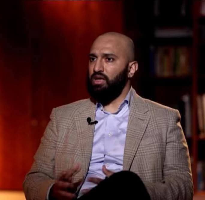 لله دره 
أعجبني .. اتمنى أن يكون له دور في لملمة الشتات واصطفاف جمهوري نتجاوز فيه أخطاء وأحقاد الماضي ونتهيأ لاستعادة الدولة وتصحيح كل الأخطاء التي ارتكبها السابقون  ونبني #اليمن السعيد بدولته الاتحادية العادلة بعون الله