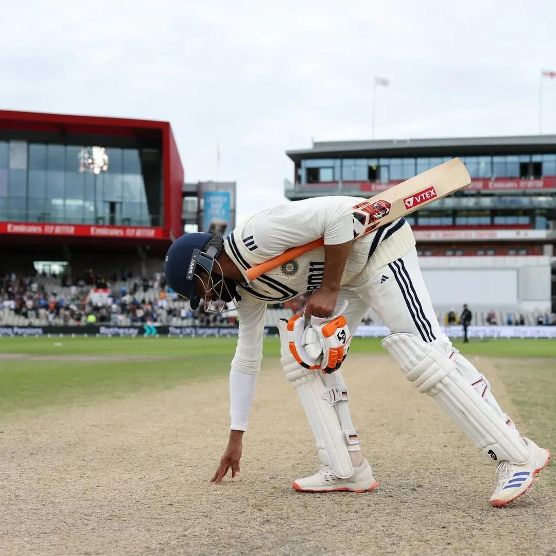 DeshDharohar's tweet image. Ravindra Jadeja kisses the Manchester pitch after securing a hard-fought draw. 
A moment that epitomizes the greatness of Test cricket. 🇮🇳
@imjadeja
 #ManchesterTest #Gambhir #TestCricket #INDvsEND
#TeamIndia