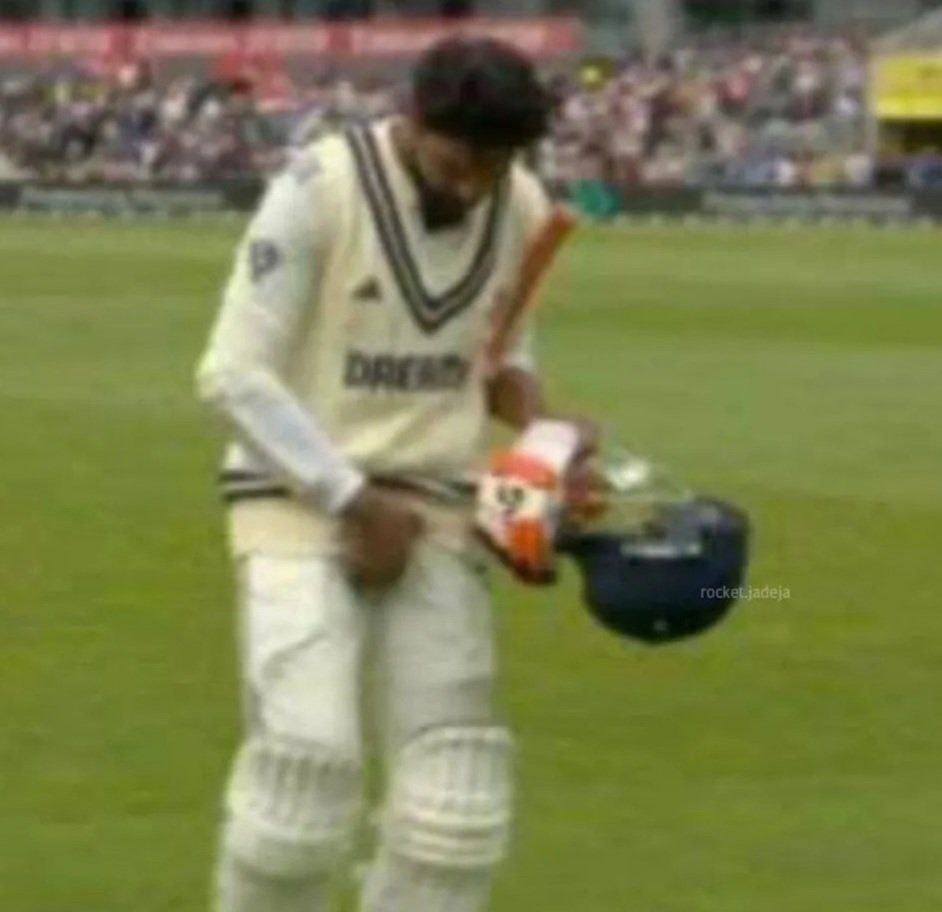 Shivayaaah's tweet image. Best all rounder Jadeja shaking his hands with Ben strokes