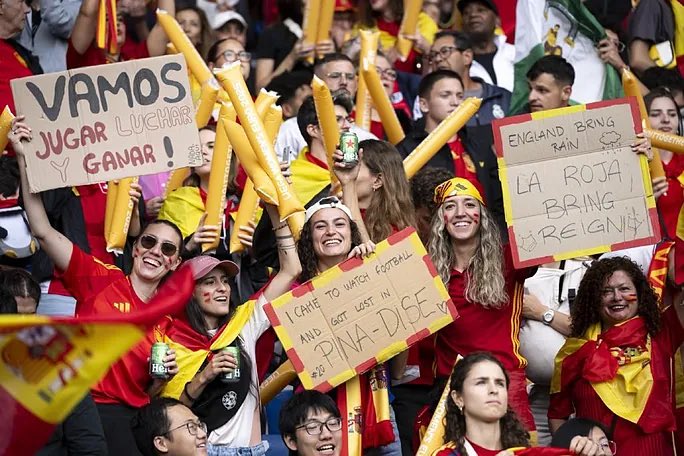 Si hace 10 años me dicen que mi país se iba a paralizar para ver un partido de fútbol femenino, un torneo tras otro, no lo habría creído

España es mejor que los misóginos trasnochados que nos quieren devolver al pasado más oscuro. Pase lo que pase, ya vamos ganando
#EurocopaRTVE