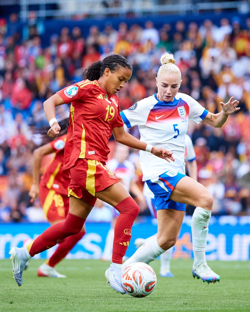 Las Futbolistas 🧤⚽️ (@lasfutbolistas_) on Twitter photo Necesitamos que aparezca el descaro de Vicky y Salma, y vuelva la profundidad de Aitana y Mariona.
#WEURO2025
📸 <a href="/SEFutbolFem/">Selección Española Femenina de Fútbol</a> Necesitamos que aparezca el descaro de Vicky y Salma, y vuelva la profundidad de Aitana y Mariona.
#WEURO2025
📸 <a href="/SEFutbolFem/">Selección Española Femenina de Fútbol</a>