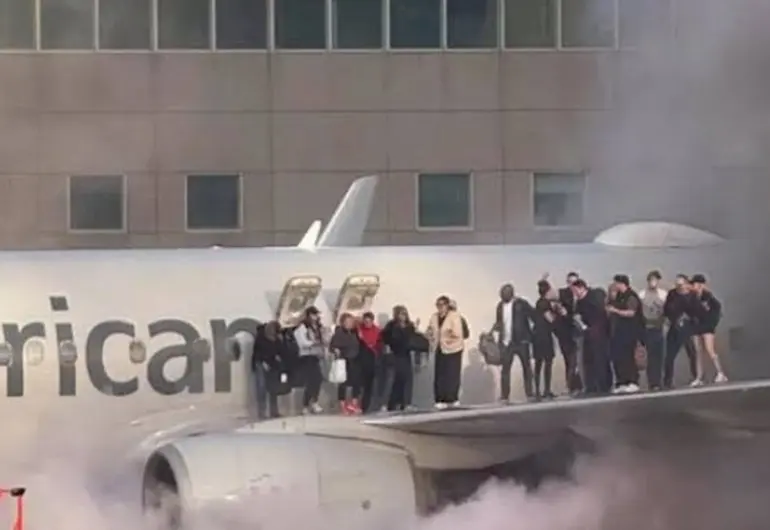Vaya susto que se llevaron os pasajeros del Boeing 737 Max 8, de American Airlines, al incendiarse los frenos en el aeropuerto de Denver, Colorado. No pasó de un mal momento, ya que todos desembarcaron en forma segura.