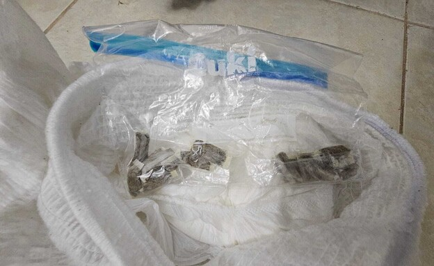 Simon Moos (@smoos_tweets) on Twitter photo L'armée israélienne a retrouvé 21 barrettes de drogue à bord de la croisière Handala sur laquelle se trouvait l'eurodéputée <a href="/emma_frr/">Emma Fourreau</a>.
Je doute que le cannabis fasse partie des produits humanitaires de première nécessité. L'armée israélienne a retrouvé 21 barrettes de drogue à bord de la croisière Handala sur laquelle se trouvait l'eurodéputée <a href="/emma_frr/">Emma Fourreau</a>.
Je doute que le cannabis fasse partie des produits humanitaires de première nécessité.