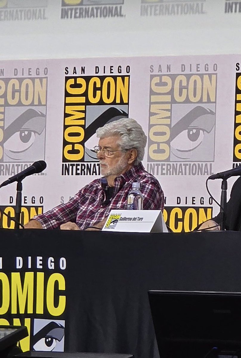 SWEmpire_'s tweet image. George Lucas fait sa toute première apparition au San Diego Comic-Con !
Et il est accueilli comme il se doit 👏