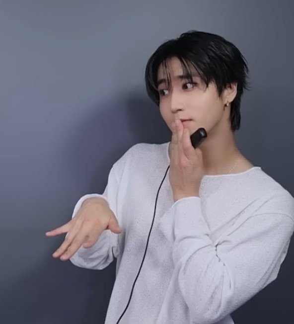 tangerinescre4m's tweet image. laughing that presumably they said 'dona proposal pose' and jsvng automatically went to 'i'm getting proposed to'