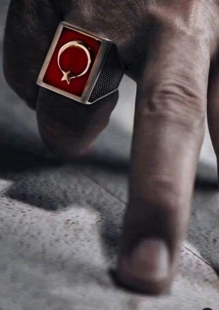 AliCoban52's tweet photo. Gâflet uykusuna düşenler,
kendilerini kâh taç ile, 
kâh tahtta görür, kâh da Sultân bilirler. 

Düştükleri kuyu dipsiz,
girdikleri yol çıkmazdır. 

Aldanırlar, tâ ki vaktine kadar. 

İhânet, attığın adımı,
aldığın nefesi kollar. 

Senden görünür,
senin rengine bürünür,
sana benzer. 

Yalanla arkadaşlık,
yılanla dostluk kurar. 

Tâ ki, başı ezilene kadar. 

Zillet, her düşkünlük kabulü,
her günah makbulüdür. 

Eğilir, bükülür, râm olur. 

Düştüğü çamurda
ömür boyu çırpınıp durur. 

Tâ ki, bataklık kurutulana kadar. 

Devlet, gafilin avlandığı gibi
bir renge boyanmaz. 

Gerektiğinde herkesi,
her şeyi kendi rengine boyar. 

Hâinin umduğu gibi
kolay kolay yıkılmaz. 

Öldü diye koyduğun
tabutun çivisini, üstüne çakar.

Bid'at nedir bilmeyen Türkler,
Allâh davasını temiz yol üzerine, 
pak menzil üstüne yaşatır. 

Kirli emellere,
Hâin işbirlikçilere fırsat vermez. 

Diz çöktürmeye
çalışanlara karşı dirilir, Kıyâm eder. 

Teslim olmayanların yolu,
Kur'ân'dâ birleşir. 

Dem'de, Devrân'da, İmân'da birleşir. 

Zira ayrılık yakışmaz,
bölünmek onlara haramdır. 

Bir çarpan yürekler,
Kelâm-ı Rahmân'da birleşir.