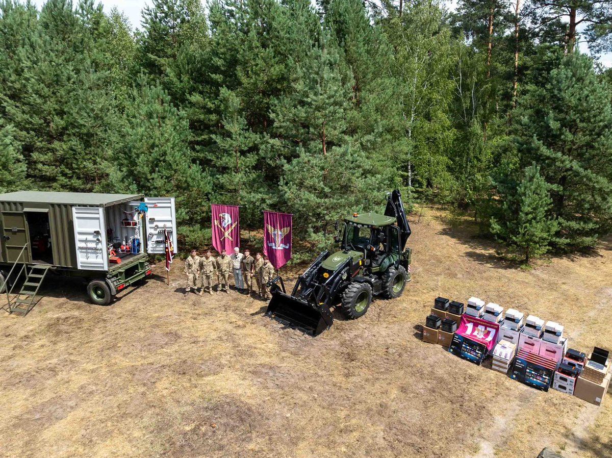SpravaHromad's tweet image. 🚛 Допомога на Покровський напрямок для посилення підрозділів десантно-штурмових військ

Відправили нашим захисникам:

🔹 контейнерну ремонтну майстерню на базі причепу,
🔹 мобільний шиномонтаж — один для звичайних коліс, інший для броньованих
🔹 мобільну зарядну станцію, що…