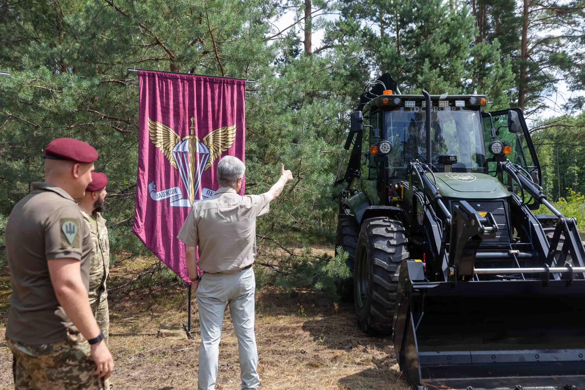 SpravaHromad's tweet image. 🚛 Допомога на Покровський напрямок для посилення підрозділів десантно-штурмових військ

Відправили нашим захисникам:

🔹 контейнерну ремонтну майстерню на базі причепу,
🔹 мобільний шиномонтаж — один для звичайних коліс, інший для броньованих
🔹 мобільну зарядну станцію, що…