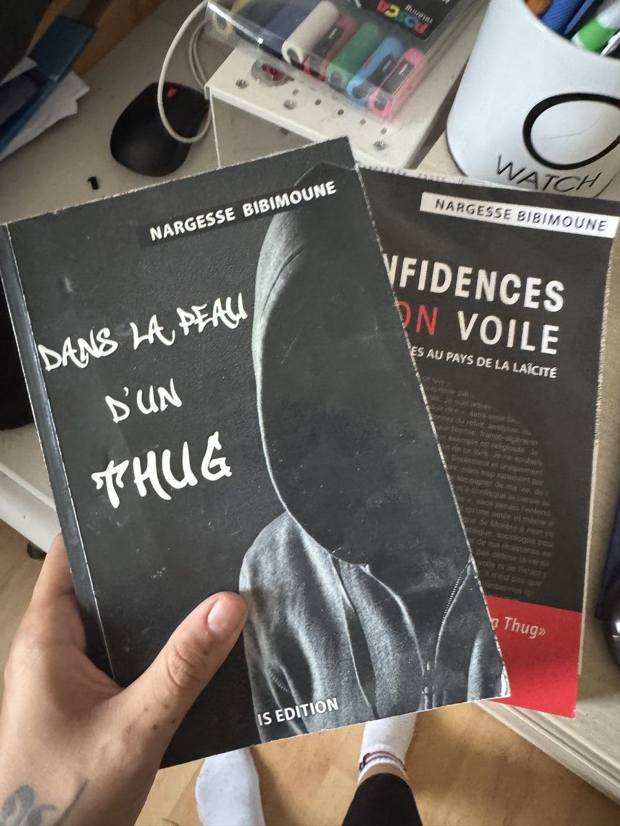quepasamecton's tweet image. Ma meilleure amie continue d’avoir en livre de chevet: mes bouquins 👉👈 alors qu’ils sont sortir y’a 10 ans. Je pleure