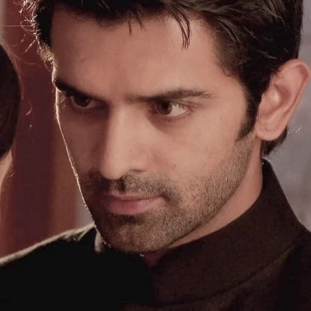 myloveforstuff's tweet image. okay we always talk about the gelled hair and crisp suits which embody the iconic ASR look but what about the perfectly consistent stubble and the angled sideburns? 😩 

these two features give him such a ruggedly masculine look which imo transformed barun’s face into ASR ‼️