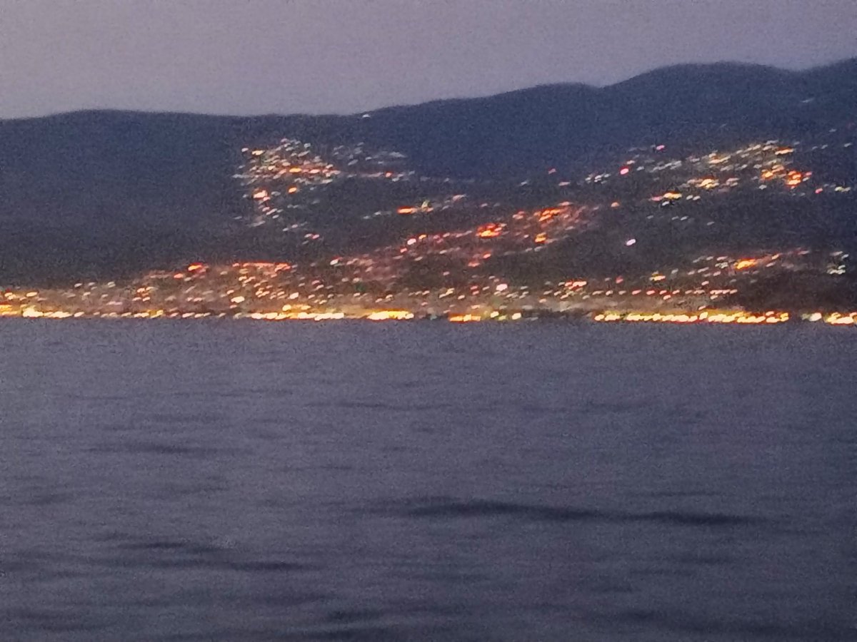 kyrykaina's tweet image. "Να 'ταν τα φώτα τα θαμπά,
Τα θαμπά
Να 'ταν αστέρια φωτεινά,
Φωτεινά
Στα χέρια να στ' αφήσω..."