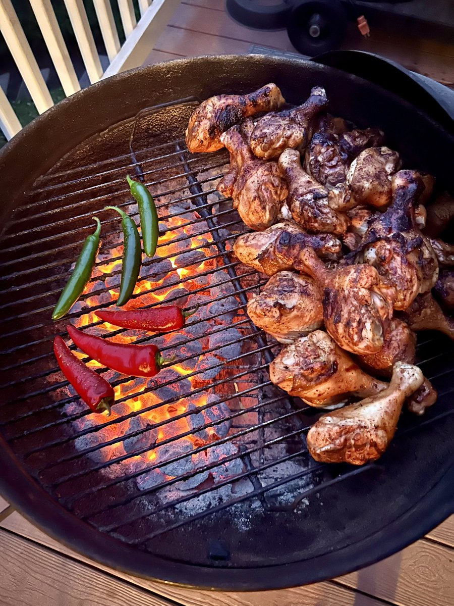 whatkenatetoday's tweet image. Butterflied drums and peppers.