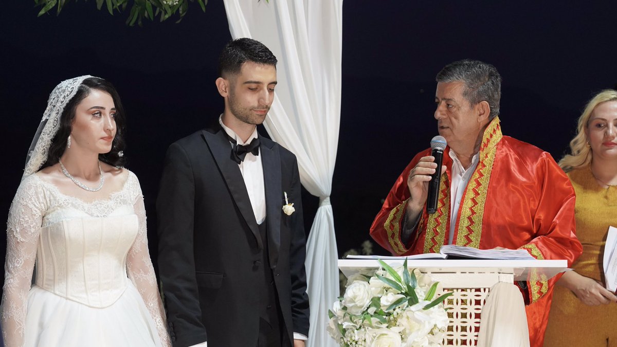Valimiz Sayın Birol Ekici ve Rektörümüz Sayın Prof.Dr.Abdurrahim Alkış’ın şahitliklerinde, Ay ve Okyar ailelerimizin kıymetli evlatları Gülistan ve Kerim’in hayatlarını birleştirdikleri bu özel günde, nikâh akdini gerçekleştirmekten büyük bir mutluluk ve onur duyduk.