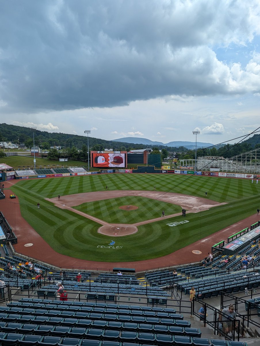 AltoonaCurve's tweet image. Some rain has flown through and our game with @BaysoxOfficial has entered into a delay in the 4th inning.
We lead it 3-0