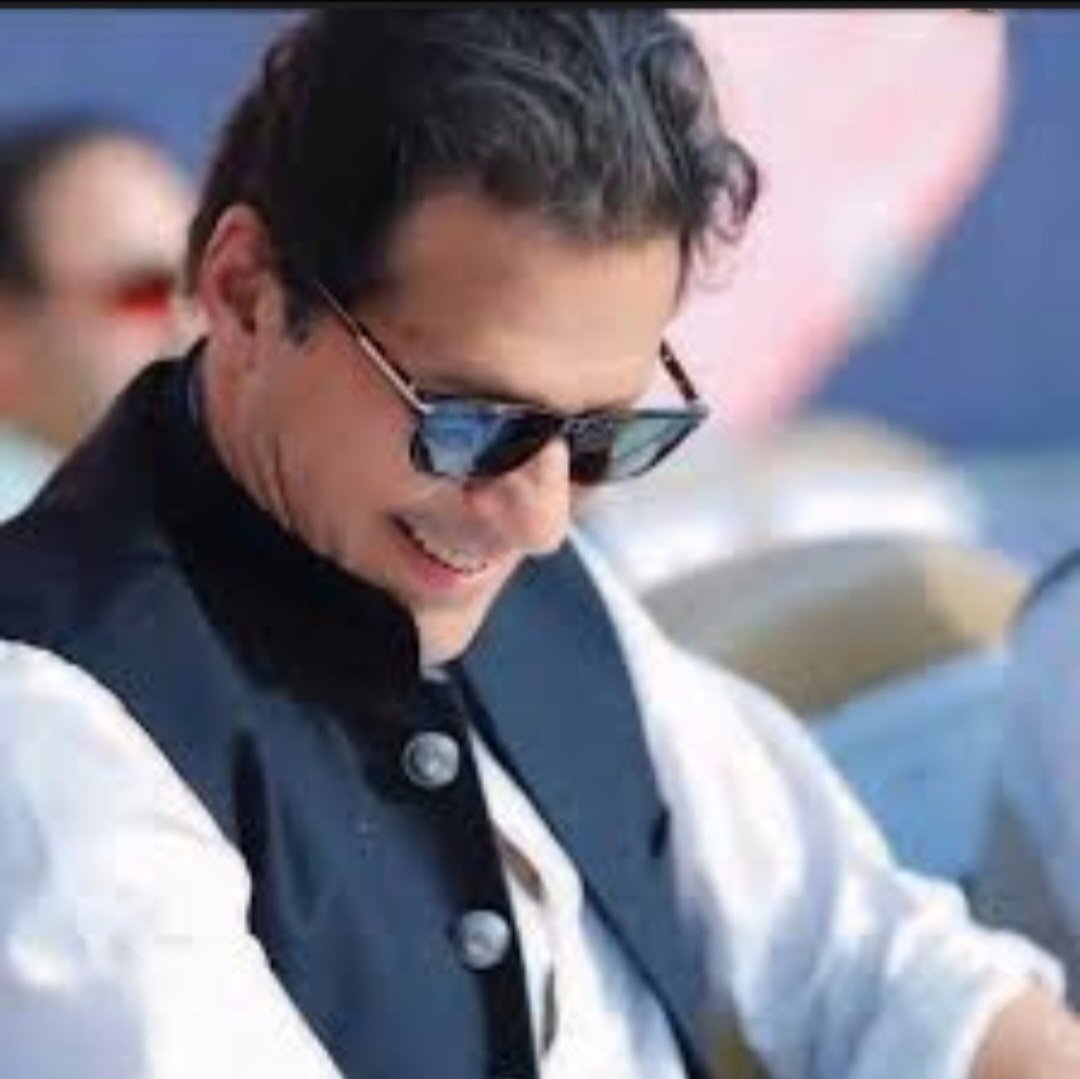 SaimaA94982473's tweet image. ستم جتنا ہوا ہے میں کھڑا ہوں
یہ میرا حوصلہ ہے میں کھڑا ہوں
یہ راہ عشق ہے مشکل تو ہوگی
یہ رسم کربلا ہے میں کھڑا ہوں
میری سانسیں امانت ہیں اسی کی
خدا کا فیصلہ ہے میں کھڑا ہوں
اندھیروں سے لڑا تھا میں کھڑا تھا
اجالا ہو رہا ہے میں کھڑا ہوں
#کپتان_نے_پکارا_ہے
#FreeImranKhanNow
