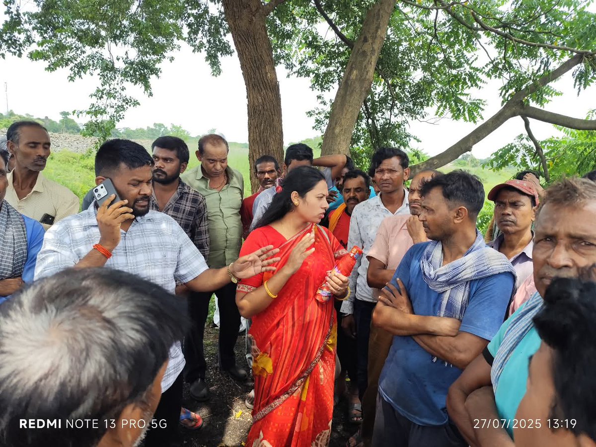 JbkssArmy's tweet photo. आज भारतीय क्रांतिकारी मजदूर संघ #BKMS के बैनर तले दयाल स्टील लिमिटेड, चाहा  के फैक्ट्री प्रबंधक महोदय को नए ट्रेड यूनियन भारतीय क्रांतिकारी मजदूर संघ #BKMS के गठन एवं सदस्यता व सक्रियता बढ़ाने के संबंध में सूचनार्थ कर दी गई है। भारतीय क्रांतिकारी मजदूर संघ नामक एक ट्रेड यूनियन का गठन किया गया है। यह यूनियन भारतीय ट्रेड यूनियन अधिनियम 1926 के तहत पंजीकृत है । जिसका निबंधन संख्या श्रमिक संघ -- 358 / 2025 है । #BKMS का मुख्य लक्ष्य श्रमिक कल्याण को सर्वोच्च प्राथमिकता देना और सभी कर्मचारियों के लिए उचित कार्य परिस्थितियों को सुनिश्चित करना है । हम प्रबंधन के साथ सौहार्दपूर्ण संबंध बनाए रखने और सभी मुद्दों को शांतिपूर्ण और रचनात्मक तरीके से हल करने के लिए प्रतिबद्ध है । मजदूर संघ का उद्देश्य राज्य के विभिन्न क्षेत्रों में कार्यरत श्रमिकों, मजदूरो एवं विस्थापितों की समस्याओं को संगठित रूप से उठाना एवं उनका समाधान करना है ..!!