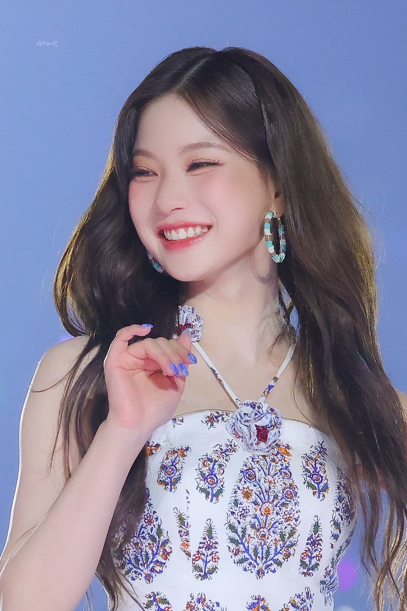 Wh1speR0123's tweet image. 250727 가요대전💕

🥹🥹

#이사진최고
#아이사 #ISA 
#스테이씨 #STAYC
