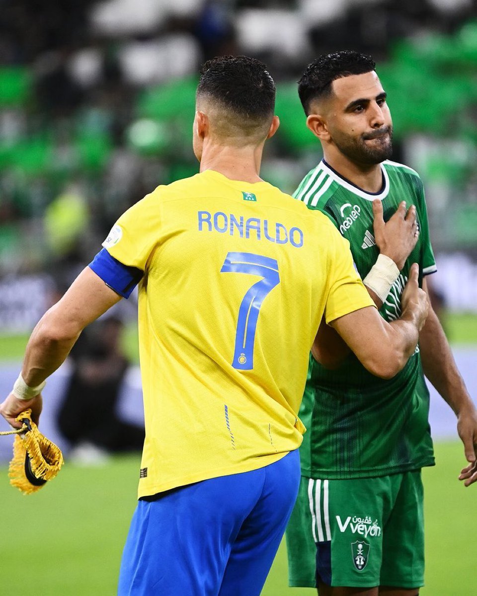MousaQi's tweet image. 🗣️رياض محرز:

&quot;كريستيانو رونالدو في الأربعين من عمره لا يزال بإمكانك رؤية تحركاته وتسجيله للأهداف وكم هو متحمس&quot;

&quot;بصراحة أرفع له القبعة ،إنه أمر لا يُصدق&quot;

&quot;سيكون من الصعب أن اصبح مثل كريستيانو فما يقدمه قوي&quot;