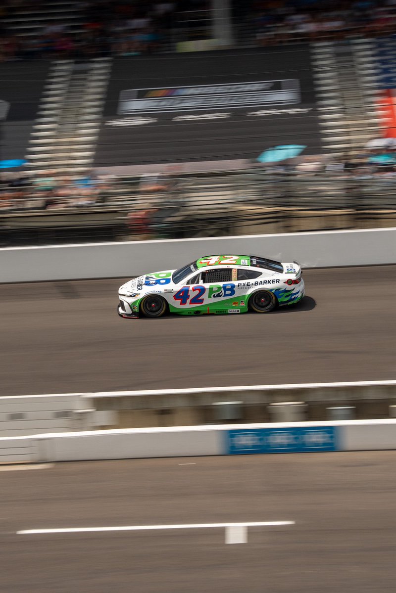 LEGACYMotorClub's tweet image. Caution out on lap 17.

P5: @Erik_Jones 
P31: @JHNemechek
