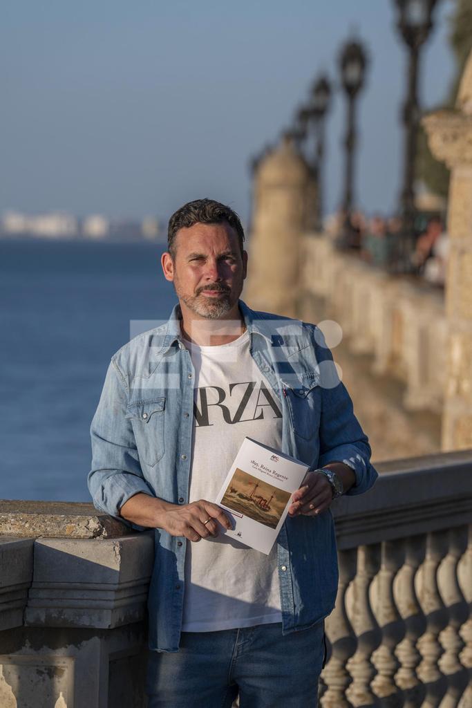 El naufragio en 1895 en las costas de Cádiz del 'Reina Regente" y la desaparición de los 412 tripulantes, en lo que se considera uno de los más graves y misteriosos accidentes de la Armada española, protagoniza la nueva novela del periodista y escritor gaditano Luis Rossi.