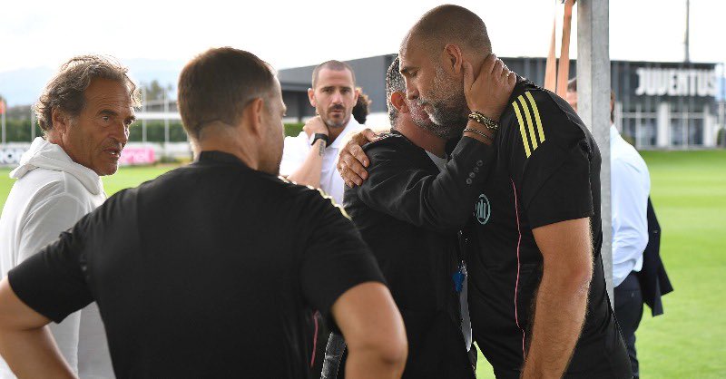 AroundJuventus's tweet image. 🇮🇹 Ospite speciale della sessione di allenamento pomeridiana dei bianconeri il nuovo CT della Nazionale italiana, Gennaro #Gattuso, insieme al Capo Delegazione, Gianluigi #Buffon, e ai collaboratori Luigi #Riccio e Leonardo #Bonucci.