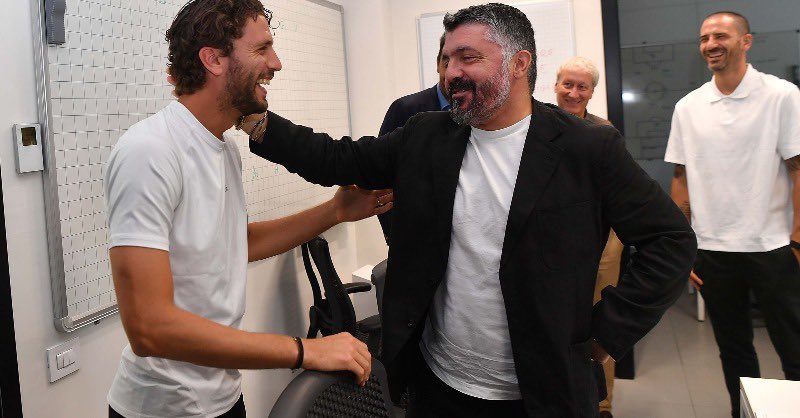 AroundJuventus's tweet image. 🇮🇹 Ospite speciale della sessione di allenamento pomeridiana dei bianconeri il nuovo CT della Nazionale italiana, Gennaro #Gattuso, insieme al Capo Delegazione, Gianluigi #Buffon, e ai collaboratori Luigi #Riccio e Leonardo #Bonucci.