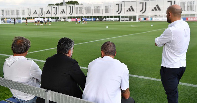 AroundJuventus's tweet image. 🇮🇹 Ospite speciale della sessione di allenamento pomeridiana dei bianconeri il nuovo CT della Nazionale italiana, Gennaro #Gattuso, insieme al Capo Delegazione, Gianluigi #Buffon, e ai collaboratori Luigi #Riccio e Leonardo #Bonucci.