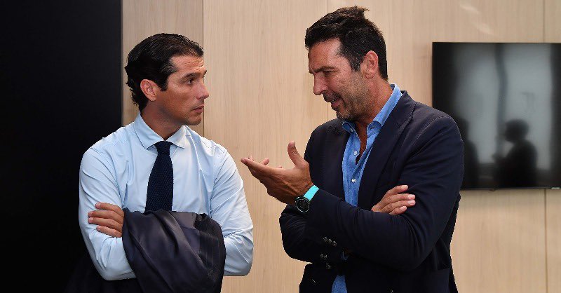 AroundJuventus's tweet image. 🇮🇹 Ospite speciale della sessione di allenamento pomeridiana dei bianconeri il nuovo CT della Nazionale italiana, Gennaro #Gattuso, insieme al Capo Delegazione, Gianluigi #Buffon, e ai collaboratori Luigi #Riccio e Leonardo #Bonucci.