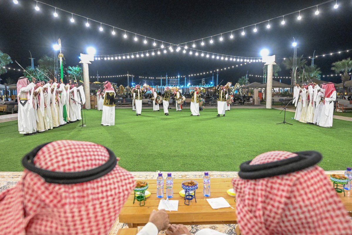 emara_hail's tweet image. سجلت فعاليات مهرجان #بيت_حائل 2025 "البيت بيتك .. يابعد حيي" في نسخته الرابعة أكثر من 95 ألف زائر وزائرة من داخل المنطقة وخارجها، وتنوعت العروض اليومية للحرف اليدوية البالغ عددها 40 حرفة، وإقامة ورش عمل بمشاركة الزوار في طرق صناعة السدو واستخلاص الصوف، والفعاليات الفلكلورية.