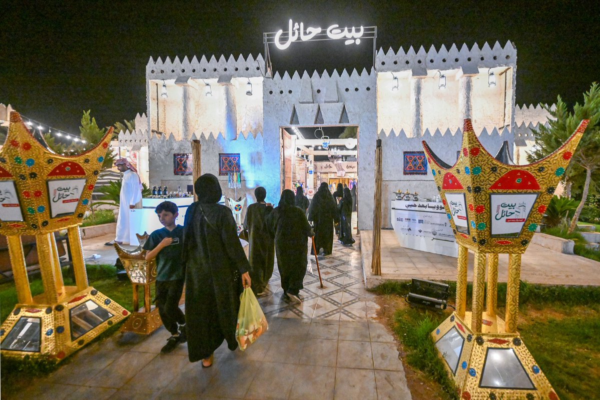 emara_hail's tweet image. سجلت فعاليات مهرجان #بيت_حائل 2025 "البيت بيتك .. يابعد حيي" في نسخته الرابعة أكثر من 95 ألف زائر وزائرة من داخل المنطقة وخارجها، وتنوعت العروض اليومية للحرف اليدوية البالغ عددها 40 حرفة، وإقامة ورش عمل بمشاركة الزوار في طرق صناعة السدو واستخلاص الصوف، والفعاليات الفلكلورية.