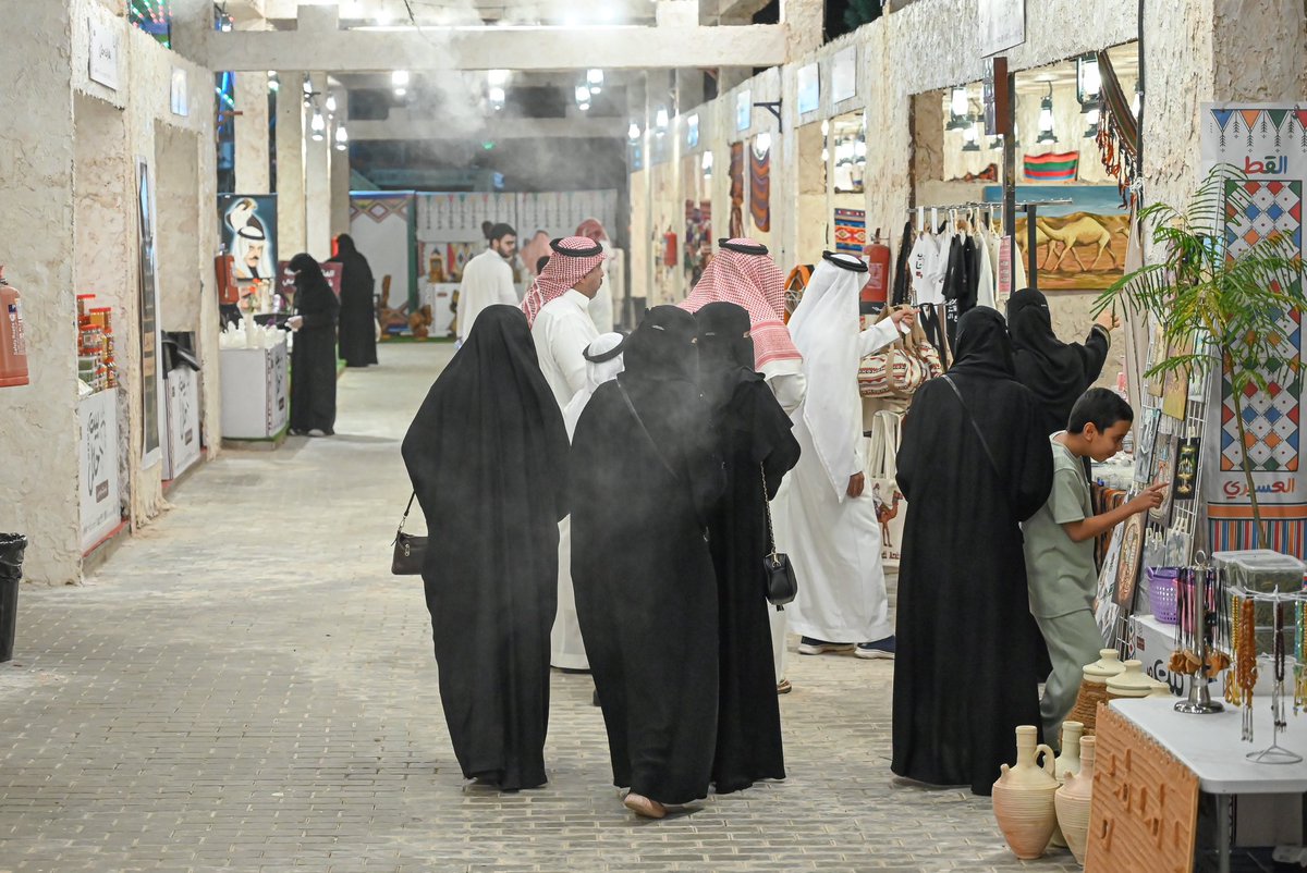 emara_hail's tweet image. سجلت فعاليات مهرجان #بيت_حائل 2025 "البيت بيتك .. يابعد حيي" في نسخته الرابعة أكثر من 95 ألف زائر وزائرة من داخل المنطقة وخارجها، وتنوعت العروض اليومية للحرف اليدوية البالغ عددها 40 حرفة، وإقامة ورش عمل بمشاركة الزوار في طرق صناعة السدو واستخلاص الصوف، والفعاليات الفلكلورية.