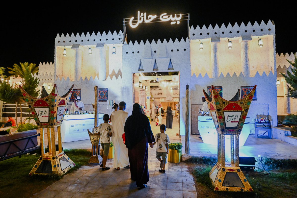 emara_hail's tweet image. سجلت فعاليات مهرجان #بيت_حائل 2025 "البيت بيتك .. يابعد حيي" في نسخته الرابعة أكثر من 95 ألف زائر وزائرة من داخل المنطقة وخارجها، وتنوعت العروض اليومية للحرف اليدوية البالغ عددها 40 حرفة، وإقامة ورش عمل بمشاركة الزوار في طرق صناعة السدو واستخلاص الصوف، والفعاليات الفلكلورية.