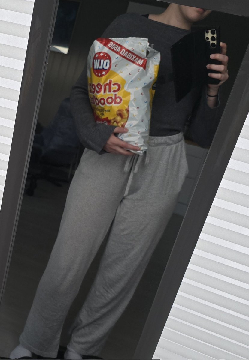 PotatoHimeRS's tweet image. Comfy clothes ✅ big bag of cheese puffs ✅ bingo done with no drama ✅
❤️❤️❤️