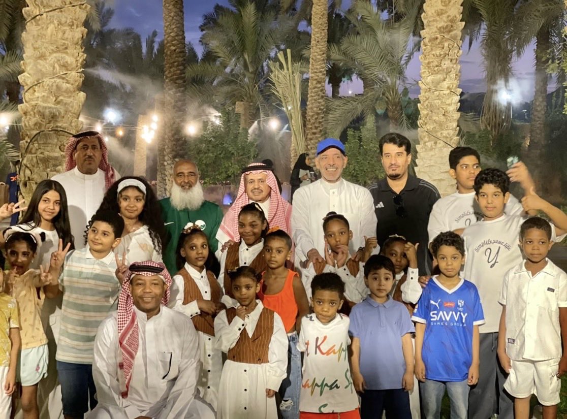أمسية جميلة ربي ما يحرم أجرها لصاحب البستان ولكل من ساهم وشارك ، تشرفت  مع الكباتن عبدالله فودة وفهد العبدالواحد وعبدالله عسيري وابراهيم الجوير وابني الأصغر عزام بمشاركة جمعية عرقة وأبنائنا وبناتنا الأيتام فرحة نجاحهم يارب انفع بهم الدين وولاة الأمر والوطن واحفظهم واسعدهم 🤲 🇸🇦🌹