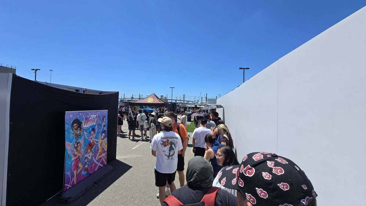 #sdcc #comiccon #AvatarTheLastAirbender #mtg. They have enough for everyone still . 1 hour and 15 minute wait time or longer.  Now is your chance