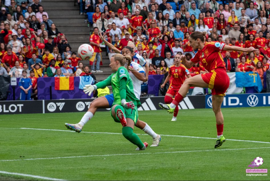 Erafutbolfem's tweet image. ⏰ Final de la prórroga

💥 España lo intentó y tuvo ocasiones para llevarse la victoria, pero será la tanda de penaltis donde se decida el campeón de esta #WEURO2025 

🏴󠁧󠁢󠁥󠁮󠁧󠁿 Inglaterra 1⃣➖1⃣ España 🇪🇸

📸 insightonphoto.com / @Erafutbolfem