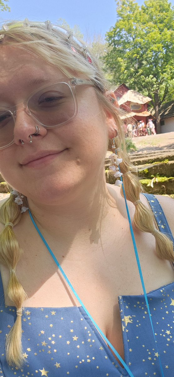 acrossthestrs's tweet image. at the renaissance fair today oomfs