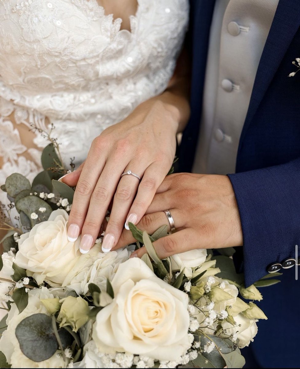 ASLAMSH29148022's tweet image. MARRIAGE:
It&apos;s an agreement
Wherein
A man loses his bachelor degree
And a woman gains her masters